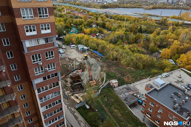 В конце октября рабочие будут засыпать яму грунтом | Источник: Александр Ощепков / NGS.RU