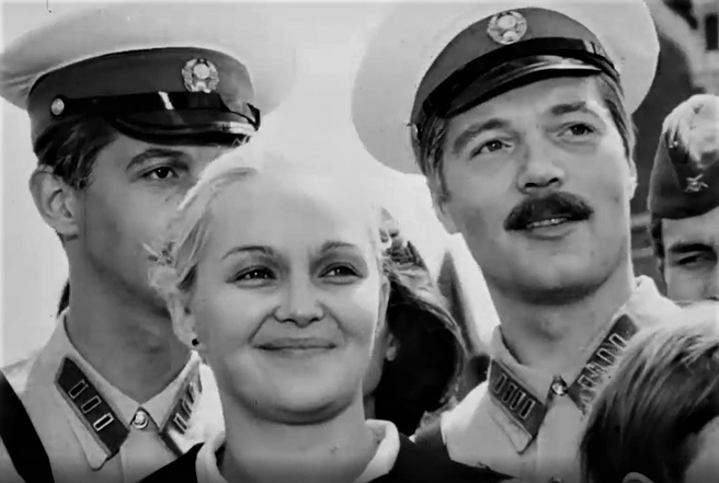 Наталья Гвоздикова и Евгений Жариков считались одной из самых красивых пар советского кино | Источник: стоп-кадр из фильма «Рожденная революцией» (16+)