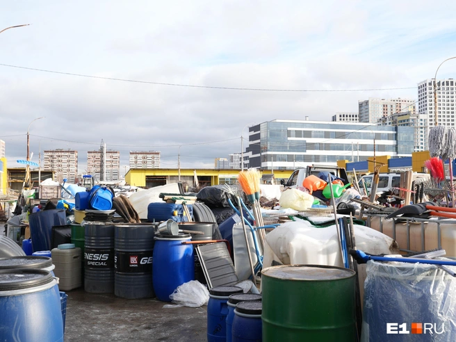 Людмила торгует хозтоварами на рынке | Источник: Кирилл Кушнов / E1.RU