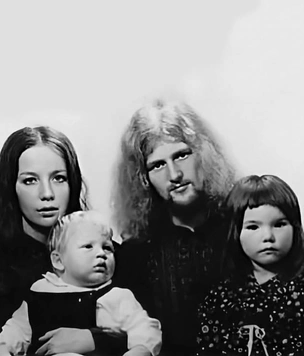 Самая криповая семейная фотография в истории музыки: певица Бьорк