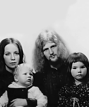 Самая криповая семейная фотография в истории музыки: певица Бьорк