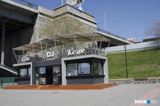 Кафе DJ предлагает уличную еду и напитки | Источник: Стас Соколов / NGS.RU