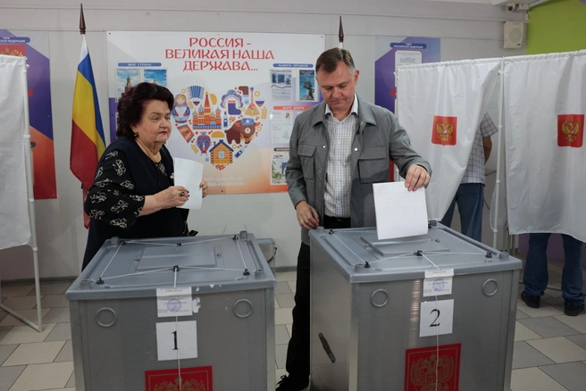 Валентина Слюсарь голосовала вместе с сыном | Источник: donland.ru