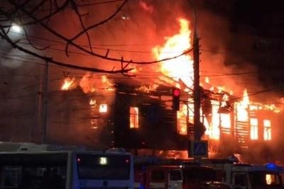 В Самаре загорелся исторический дом, пламя охватило здание