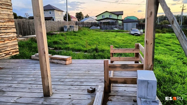 Так участок екатеринбурженки выглядел летом | Источник: читательница E1.RU Ольга