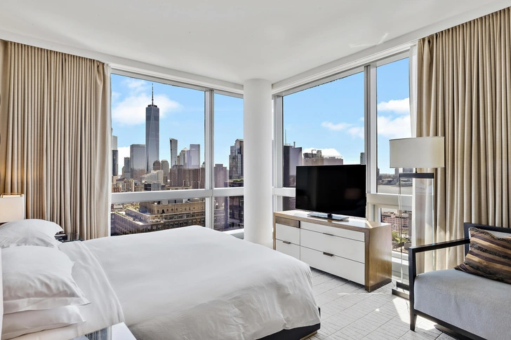Люкс в отеле Five Diamond Luxury SoHo The Dominick с потрясающим видом на Манхэттен и реку Гудзон. Нью-Йорк, США | Источник: Shutterstock/Fotodom.ru