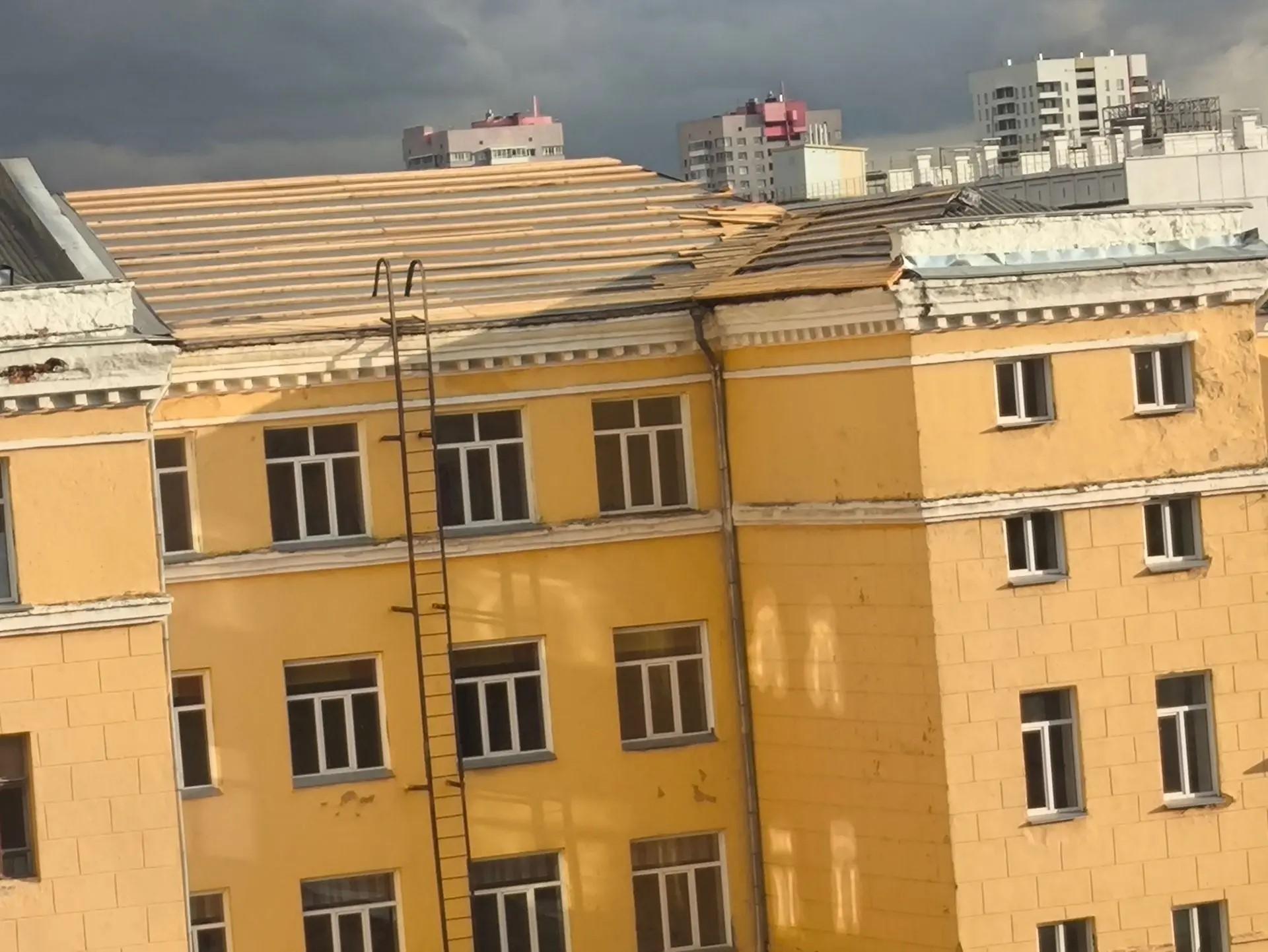 «Во время ливней был потоп»: родители боятся, что в челябинской школе не успеют к сентябрю завершить ремонт