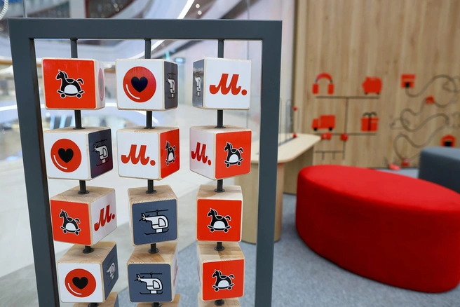 В детской зоне малыши могут поиграть, пока родители заняты оформлением техники | Источник: Дарья Драй /&nbsp;«Фонтанка.ру»