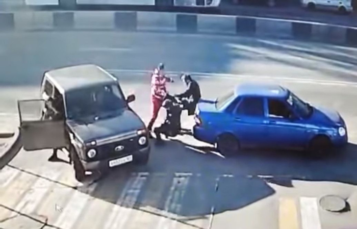 Мужик одним ударом уложил двух оппонентов во время дорожных разборок в Ростове-на-Дону (видео)