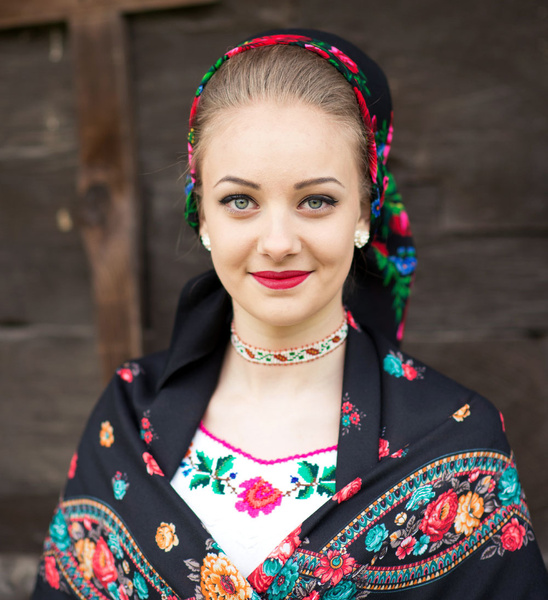 Не обрывая нить: как выглядит традиционный наряд румынской красавицы из Марамуреша