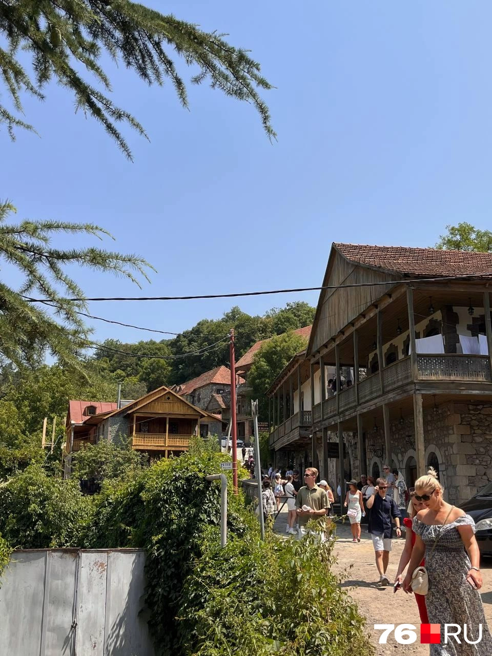 Толпы туристов останавливаются здесь, чтобы сделать несколько кадров | Источник: Кристина Геворкян / 76.RU