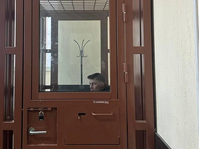Поджигателем полицейского авто стал 19-летний парень | Источник: Суды Свердловской области / T.me