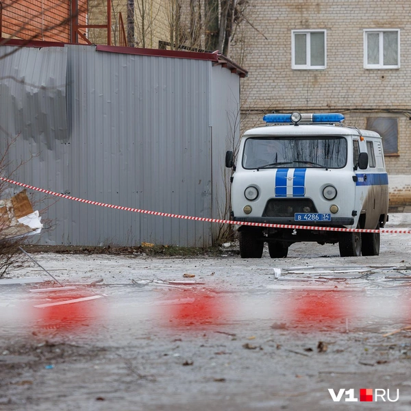 Потенциально опасный периметр огородили лентой | Источник: Алексей Волхонский / V1.RU