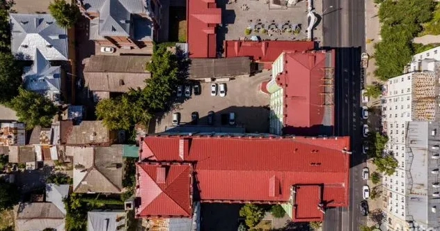 Красная крыша — это кусок бывшего Дома связи | Источник: avito.ru