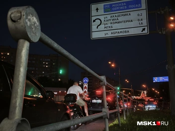 Практически вся полоса со съездом на АЗС&nbsp;— занята | Источник: Михаил Мечев / MSK1.RU