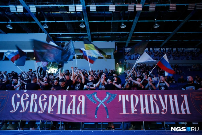 Самые громкие болельщики — активисты общественного объединения «Северный десант», которые пришли на турнир с заготовленными кричалками и барабаном | Источник: Андрей Бортко / NGS.ru