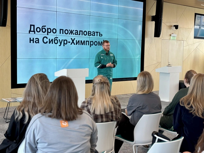 Молодые специалисты увидели производство изнутри, познакомились с руководителями предприятия и узнали о карьерных возможностях в нефтехимии | Источник: СИБУР