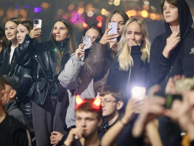 Зрители уже подготовили телефоны для съемки | Источник: Наталия Лапцевич