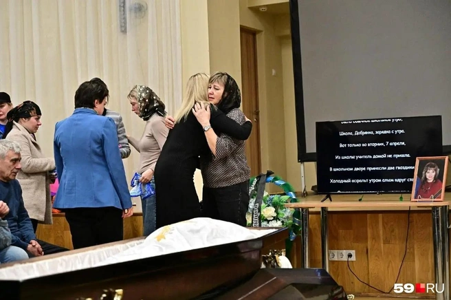 «Если бы мы сделали больше… Извините нас!» В Пермском крае прощаются с учительницей, которую убил ученик