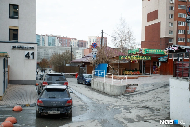 Рядом находится не только дом на Сакко и Ванцетти 31/4, но и квартал «На Декабристов» | Источник: Андрей Бортко / NGS.RU