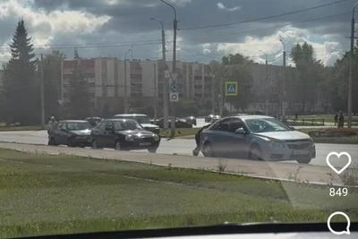 В Башкирии толкали три авто в очереди на заправке