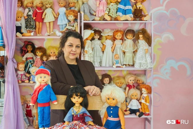 Всех своих девочек Алена знает по именам: Наташа, Диана, Раечка, Зина, Снежана, Анютка, Юлечка, Катюшка, Альбина, Анжела, Тамара. Есть в коллекции и куклы мужского пола: клоун, пупс Рома, Незнайка, поваренок, Иванушка | Источник: Роман Данилкин / 63.RU