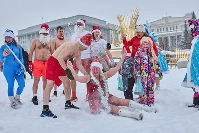 Забег моржей-Дедов Морозов прошёл в Новосибирске