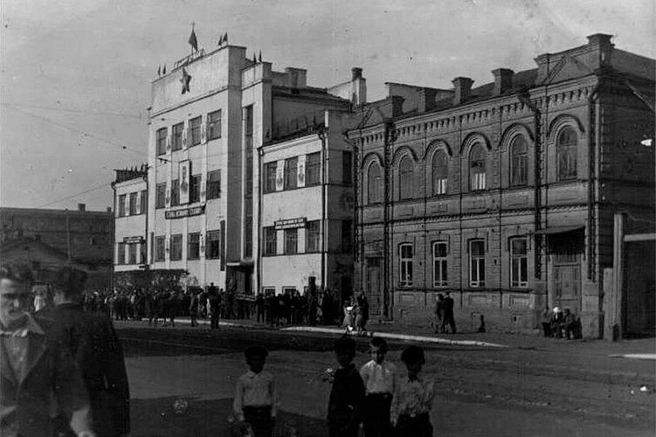 Старый снимок — советские годы, вероятно, даже 1940-е, так как еще висит портрет Сталина на соседнем здании | Источник: История Уфы и Башкортостана / Vk.com