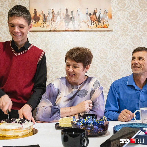Сегодня Кирилл — главный по тортикам. И готовит, и угощает | Источник: Тимофей Калмаков / 59.RU