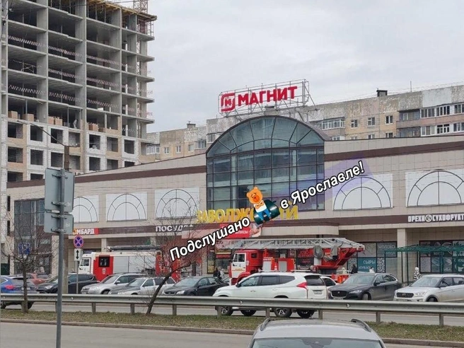 В Ярославле пожарные съехались к Заволжскому рынку | Источник: «Подслушано в Ярославле! (18+)» / Telegram