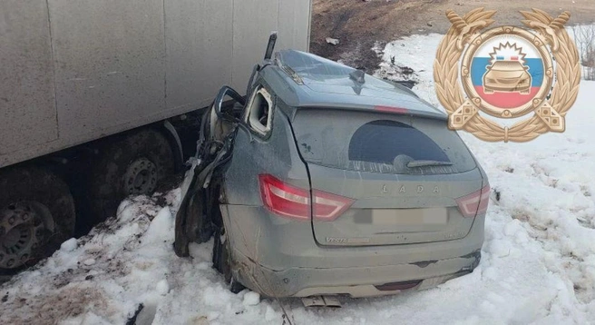 Lada Vesta и один из грузовиков улетели в кювет | Источник: ГИБДД по Саратовской области