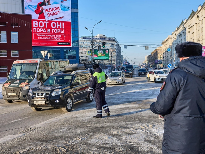 Остановка транспортных средств для вручения подарков | Источник: Александр Ощепков / NGS.RU