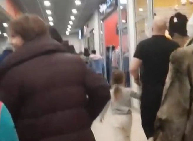Появилось видео эвакуации посетителей из ТРЦ «Круиз» | ya62.ru
