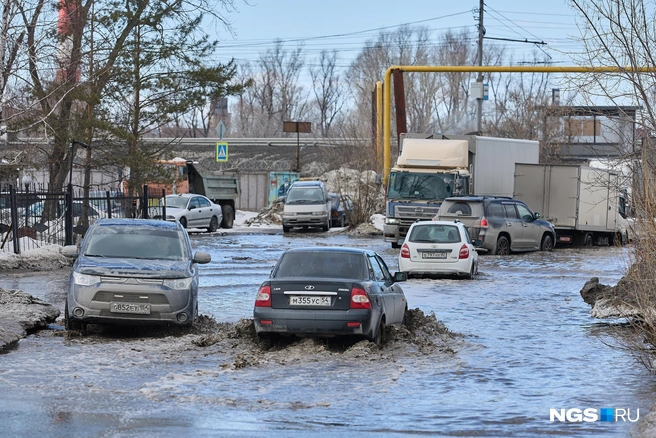 Вода на проезжей части становится причиной заторов | Источник: Александр Ощепков / NGS.RU