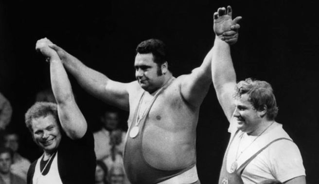 Василий Алексеев (в центре) выиграл две Олимпиады | Источник: пресс-служба МОК