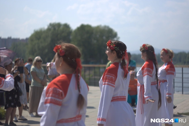 На сцене выступают заслуженные вокалисты и творческие коллективы края | Источник: Софья Степанова / NGS24.RU