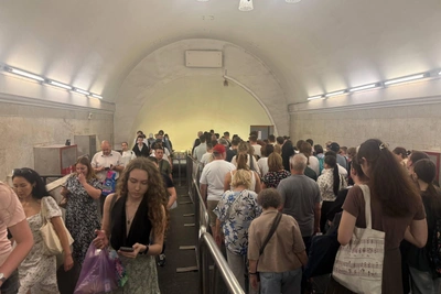 Толпы пассажиров выстроились в переходе метро «Киевская»