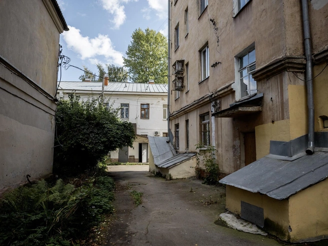 Через двор можно пройти к другой стороне дома № 2а | Источник: Александр Куренной / 76.RU