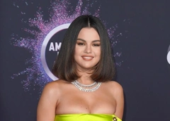 Дерзкое мини Селены Гомес и костюм пчеловода Билли Айлиш: премия American Music Awards