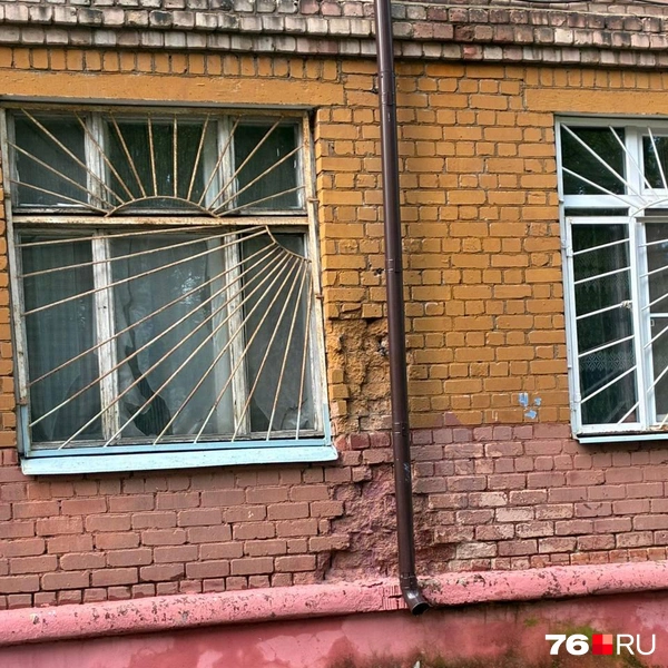 Часть кирпичной кладки куда-то подевалась  | Источник: родители учеников «Школы № 76»