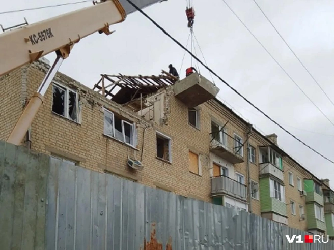 Фото было сделано в прошлом месяце. На нем — процесс разборки поврежденных конструкций дома | Источник: читатели V1.RU