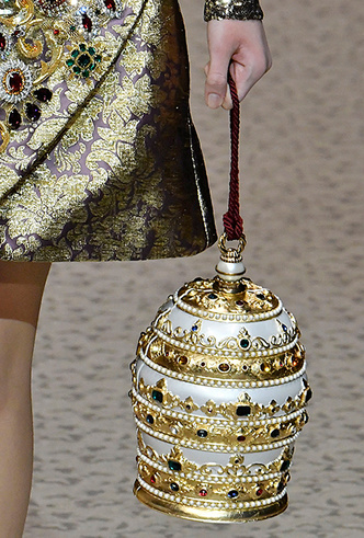 5 деталей коллекции Dolce & Gabbana FW18-19, которые заденут чувства верующих