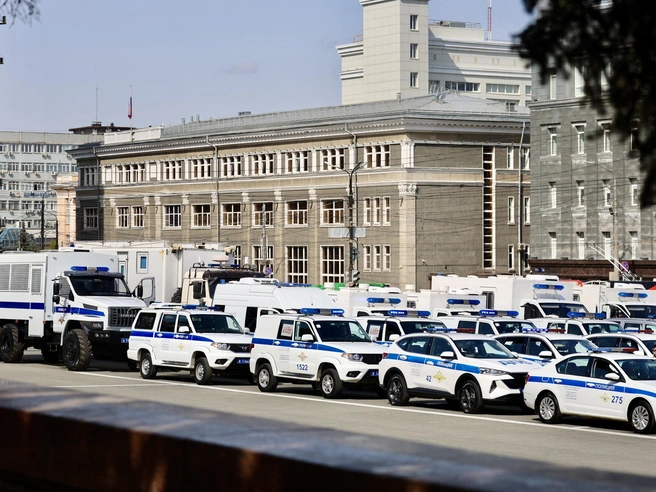 Возле здания Молодежного театра разместились десятки новых автомобилей МВД различных моделей. | Источник: Михаил Шилкин
