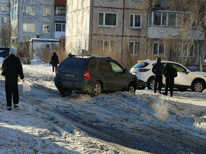За стадионом «КЗКТ» на улице Клары Цеткин снег оказался также не убран | Источник: Инцидент | Курган / vk.com