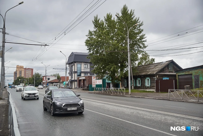 Мэрия планирует также выставить на торги огромный участок с частным сектором, под снос попадут около 350 домов | Источник: Александр Ощепков / NGS.RU