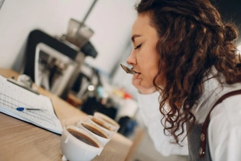 Профессия мечты: чем занимается дегустатор — и почему не каждый может им стать