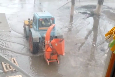 В Волгограде трактор безуспешно пытался вычерпать лужу