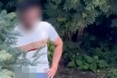 Тюменец заснят за непристойным занятием во дворе