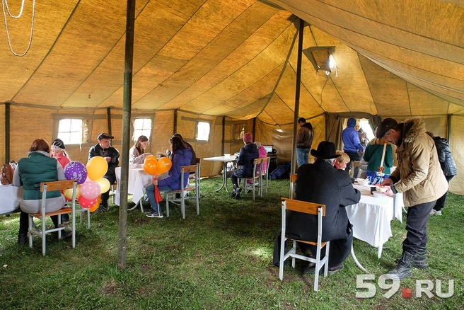 Большая армейская палатка для гостей праздника Великой Победы