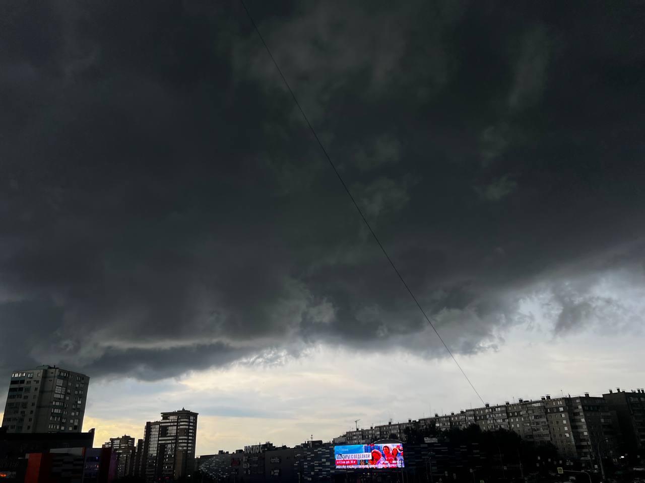 Страшно красиво. Смотрим, как небо над Челябинском затянуло тучами